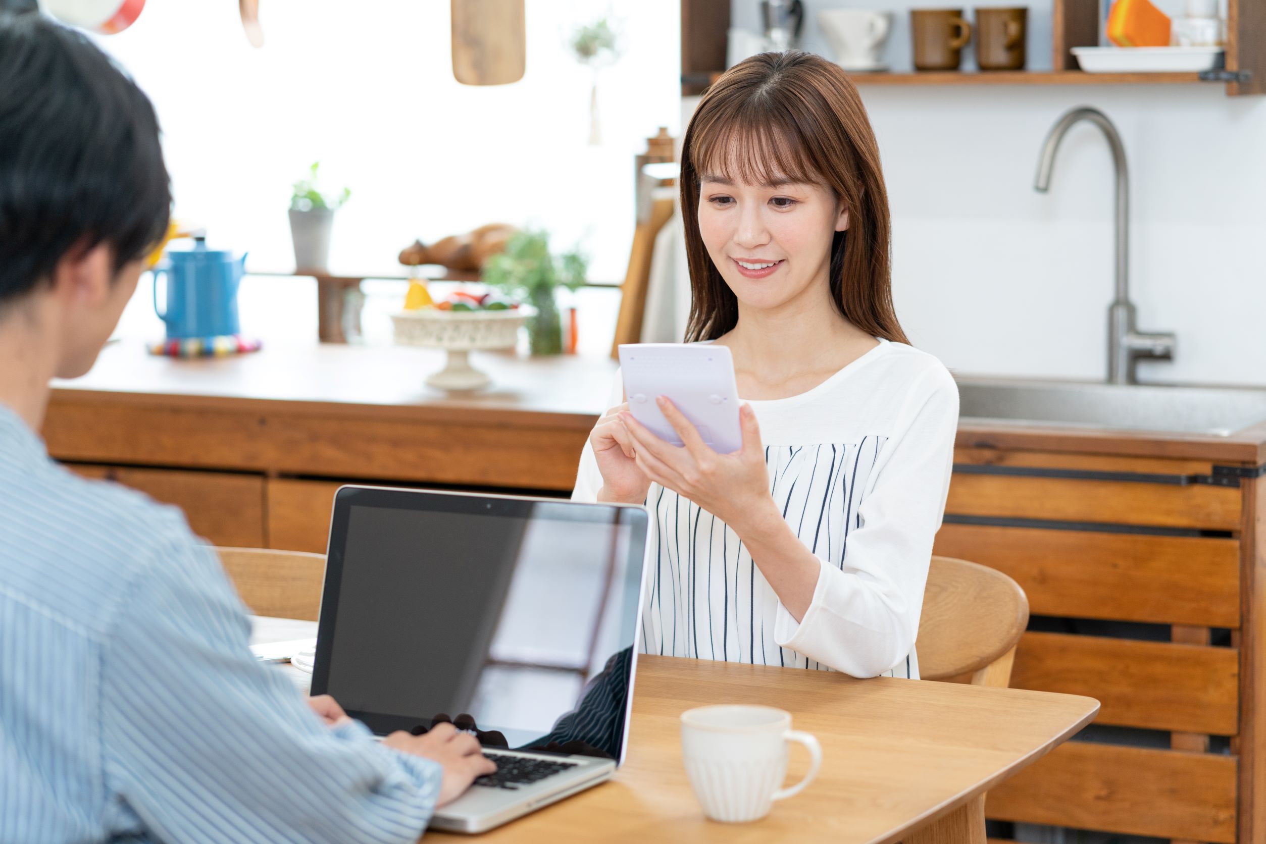 同棲生活においてお金の管理はどちらか一方に任せるのではなく、二人で管理していくようにしましょう