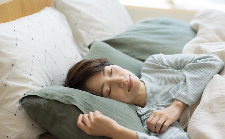 ベッドや枕の最適な向きは？風水による方角やカラーで運気と睡眠効率をアップ！