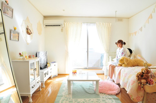 佐藤彩花さんのお部屋「アンティーク家具をきかせたガーリーROOM 」