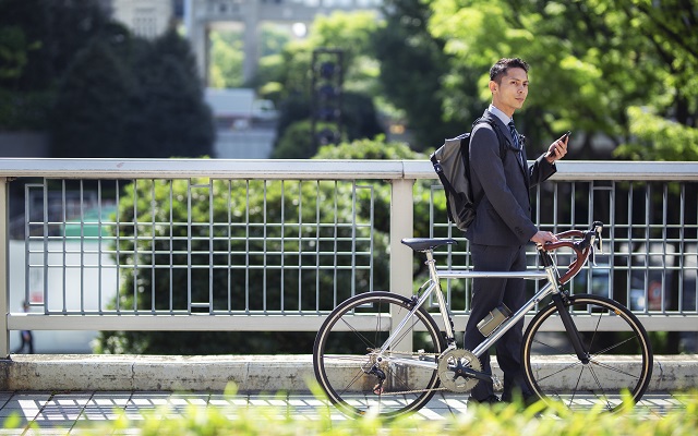 通勤をするビジネスマン。通勤時間の平均はどの程度なのでしょうか？