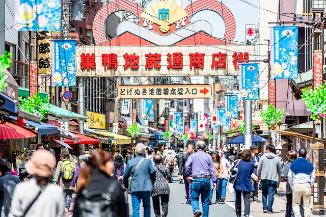 巣鴨は「おばあちゃんの原宿」といわれており、味わい深い商店街が並びます