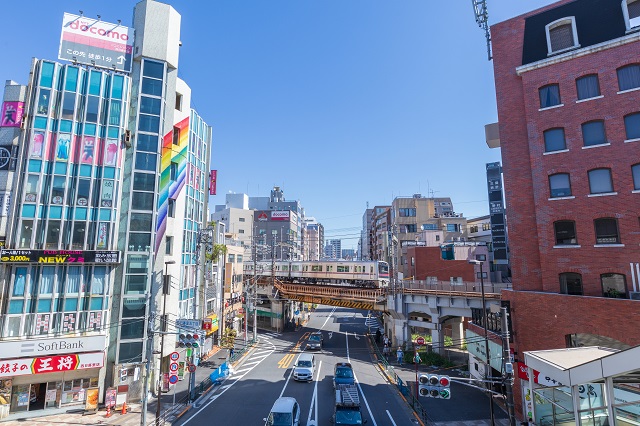 東口側は繫華街、西口側には住宅街があり、線路を挟んで二面性のある街です