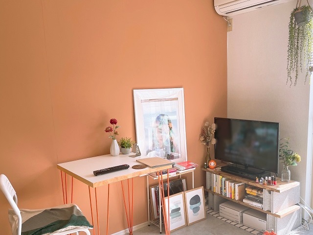 稲葉さんがDIYした壁紙の例。壁がオレンジだと、華やかな雰囲気になりますね