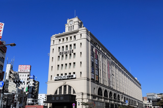 まるでタイムスリップしたかのような外観の「浅草EKIMISE」と直結の東武スカイツリーライン浅草駅