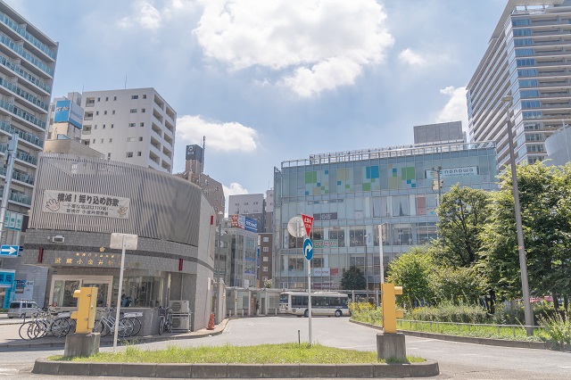 住宅地のほうは静かですが駅前はほどよく栄えていて買い物にも便利です