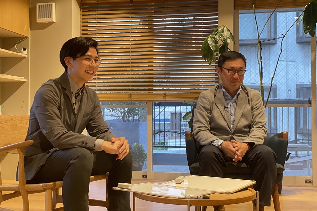 リノベーションされたおしゃれなオフィスで撮影スタート。播本さん（左）も吉崎さん（右）もリラックスした雰囲気です