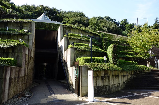 「生田緑地」と調和の とれた緑の美しい建物です