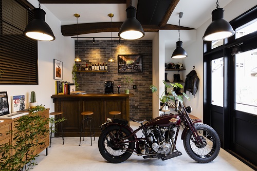 バーカウンターを併設したバイクガレージハウス