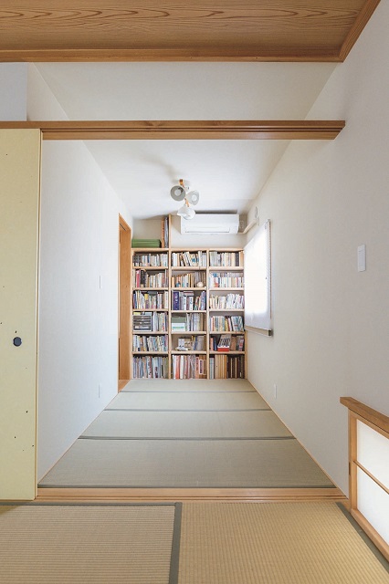 寝室とつながる4畳間には大きな本棚を設置。東の窓から明るい光が入り、読書をするのにぴったり