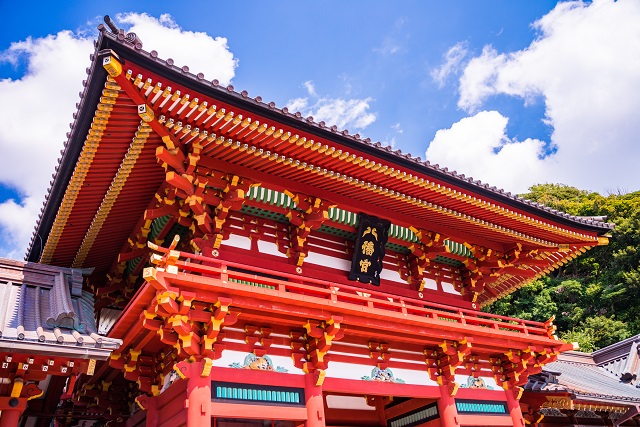「鶴岡八幡宮」の「ぼんぼり祭り」には、著名人直筆の絵や書も多く飾られます