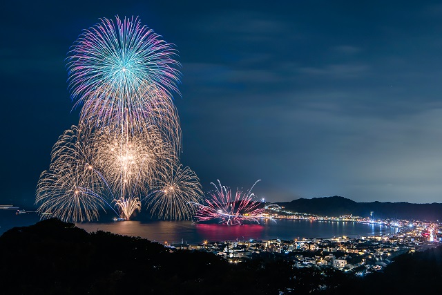 由比ヶ浜で開催される「鎌倉花火大会」。海面に映る花火の光が、よりいっそう幻想的な雰囲気を演出します