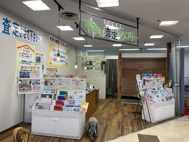木のぬくもりを感じられる店内。かわいいゾウとライオンがお出迎えしてくれます。