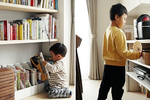 リビングに造作した家族の本棚。下段には子どもの絵本が収まっています
