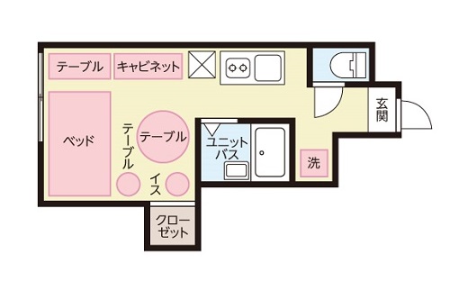 正方形のお部屋には、セミダブルのベッドやキャビネットなどを配置