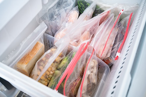 冷凍庫は保冷効果を高めるために、隙間なく食品類を詰めておきます。ごはんや飲料を冷凍保存しておくと、もしもの時にも安心です