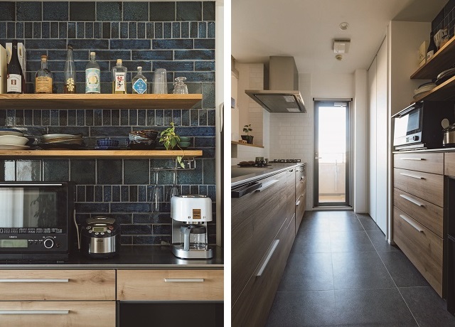 左／キッチン背面の壁は深みのある藍色のタイルを３種類組み合わせた　右／キッチンは位置を変えずに設備を一新。右奥の白い扉は、新たに設けた大容量のパントリー