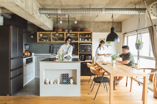 閉塞感のあったキッチンはオープンなL字型に変更し、造作の作業台をプラス。「盛り付けや、お弁当づくりなどに日々活躍しています」（奥さま）