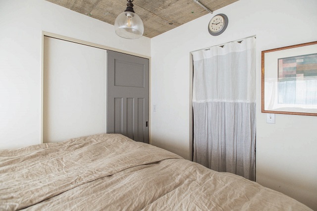 夫妻の寝室には既存よりも広いWICを設置。北側で結露が生じやすいため、壁を珪藻土で仕上げた