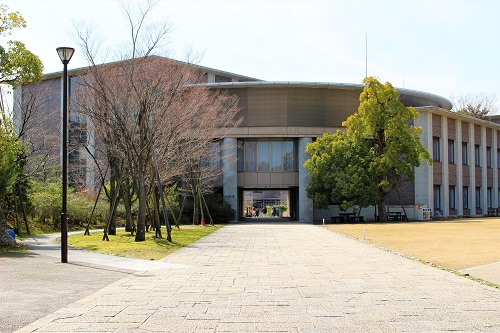 衣笠キャンパスは「金閣寺」や「龍安寺」などに囲まれた静かな環境で勉学に励むことができます