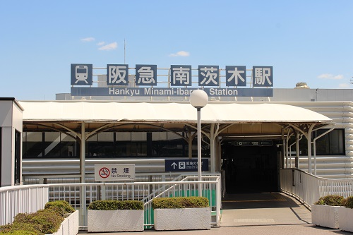 阪急京都線と大阪モノレール本線が交差する南茨木駅