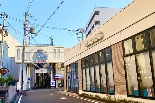 淡路駅の西側東側にそれぞれ商店街があります