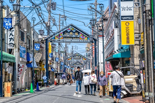 白楽駅西口から徒歩約１分の場所には「六角橋商店街」があり、多くのお店が軒を連ねています