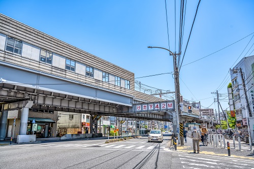 東白楽駅の高架下には、定期利用で自転車やバイクを停められる駐輪場があります