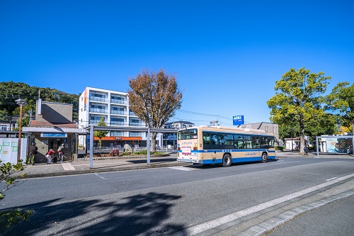 片倉町駅の出口前にはバスロータリーが整備されています