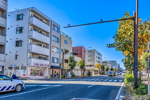 三ツ沢下町駅の出口から地上に出ると大きな国道が広がっています