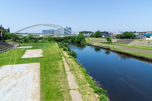 鴨居駅のすぐ近くに流れる「鶴見川」の河川敷では、ランニングやバーベキューを楽しむこともできます