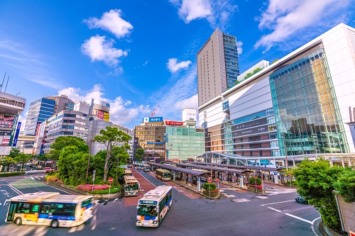 横浜駅周辺には大型商業施設や高層ビルが建ち並び、いつも多くの人で賑わっています