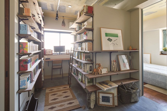玄関の前にあった個室を撤去してオープンな書斎に。壁という壁に可動式の棚を取り付け、たくさんの本を収められるようにした。床は玄関と同じ墨モルタル