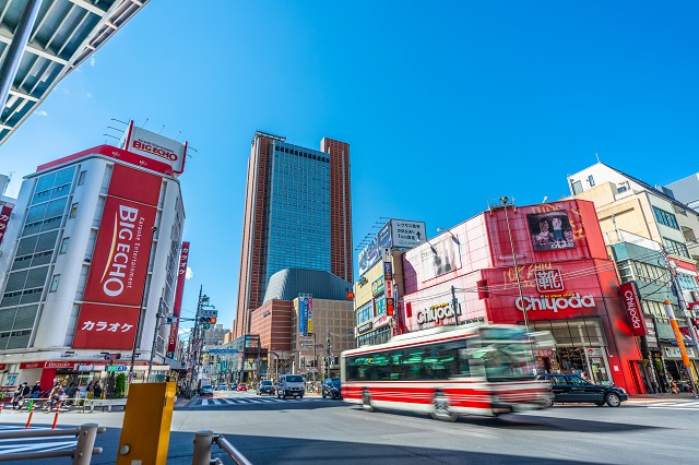 東京都世田谷区にある「三軒茶屋駅」。駅のひらがな表記は「さんげんぢゃや」です