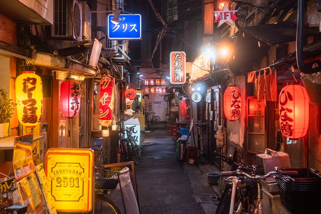 「三角地帯」は赤ちょうちんや看板が趣のある飲み屋街です