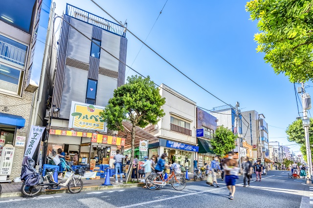 三軒茶屋駅から下北沢駅まで続くメインストリート。一日中多くの人で賑わいます