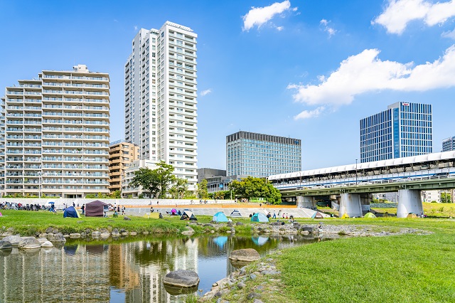 二子玉川駅周辺の街並み。多摩川沿いはカフェなどもあり地域住民の憩いの場です