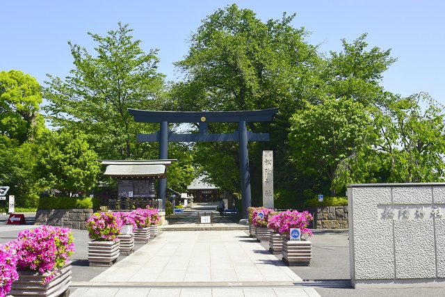 駅から徒歩約３分の場所にある「松陰神社」。桜やツツジなど季節の花で彩られます