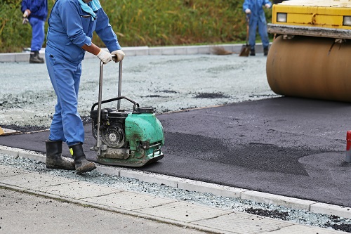 アスファルトは数時間で固まり、水の浸透性があるのがメリットです