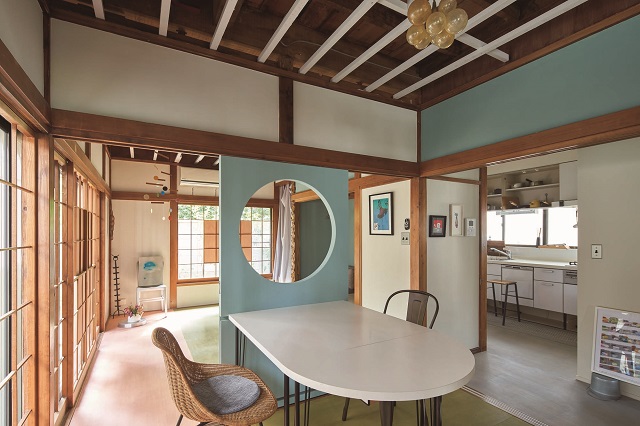 和室２部屋をつなげ、畳敷きだった床は、グリーンとピンクに塗装した木の板に変更。「既存の和室と、私たちが望む空間を“見立て”の手法で共存させました」と岡﨑さん