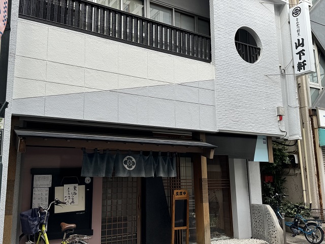 「山下軒」は老舗のとんかつ屋さん。とんかつは粗塩でいただくのがおすすめ