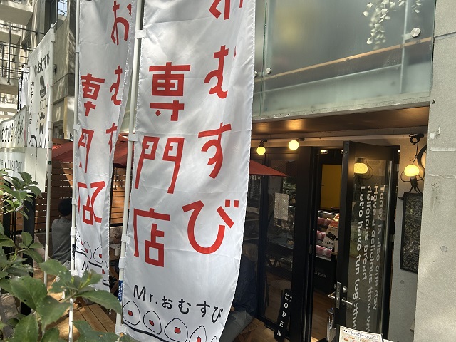高級たまごサンドと、作りたてのおむすびが同じ場所で楽しめます