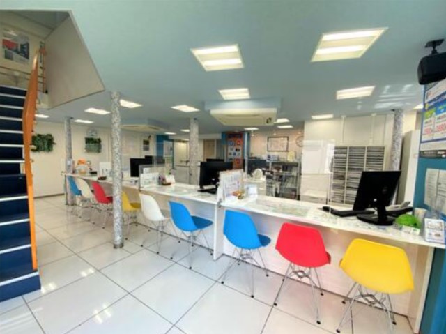 カラフルな椅子が並びポップな印象の店内。安心して住まいの相談ができそうですね