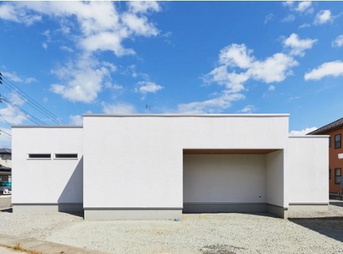 余計なものを削ぎ落としスッキリとした外観に。 道路側から見えない玄関は、家族のプライバシーを守ります 出典:(株)ウンノハウス 山形営業部