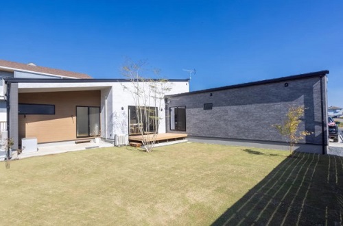 すっきりした片流れ屋根が印象的な外観。前面の道路からの視線が気にならない庭は家族や友人とのプライベート空間になっている 出典:(株)東海住宅 エンジョイホーム