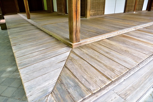 切れ目縁は建物に対して垂直に部材を並べる形式の縁側です