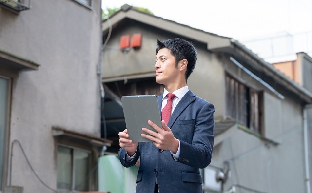 実家を建て替えるにはどのくらいの費用がかかるのか、資金がない場合の対処法も含めて解説します