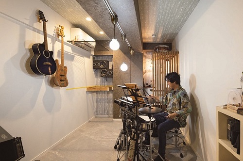 気兼ねなく楽器演奏が楽しめる趣味部屋 出典:リノベーション事例「バーカウンターとライブラリーを実現!趣味人夫妻の住まい」
