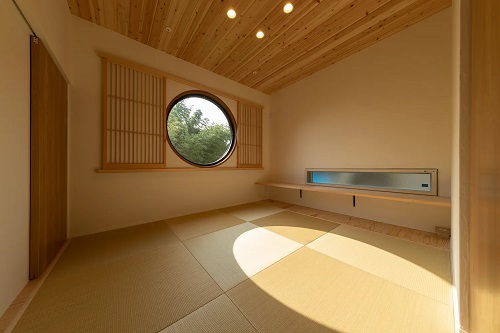 こだわりの平屋。田園風景が広がる高台の敷地。景色を眺め、のびのび暮らす家(出典:いえラボ/(株)三山建設)