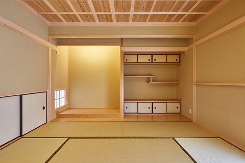 歴史ある町並みに佇む、質感の高い無彩色の平屋(出典:(株)カスケホーム カスケの家)
