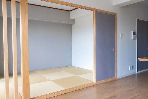 壁一面の色を変えるだけで室内を飾らなくてもおしゃれ度が上がります